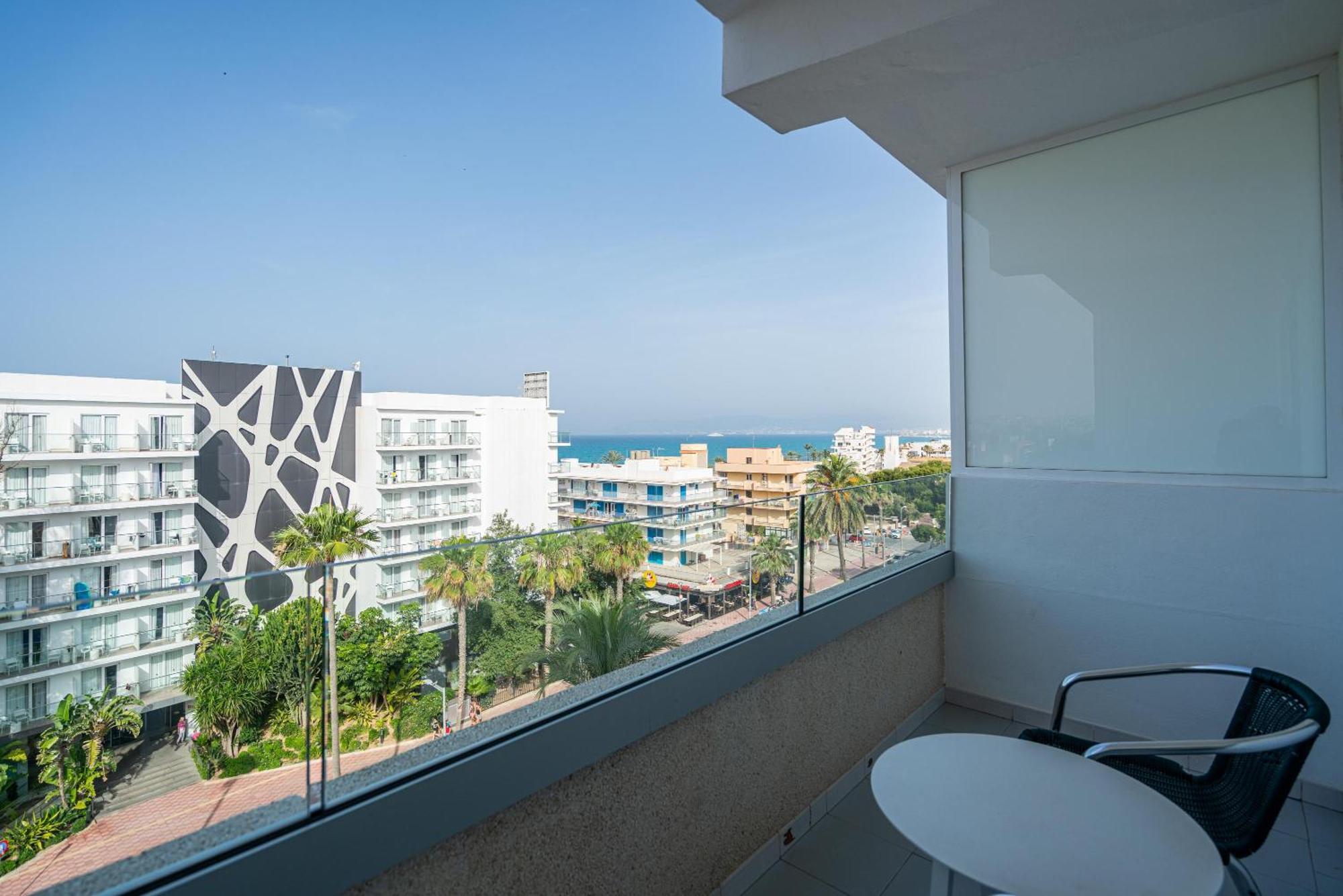 Zweibettzimmer mit Balkon